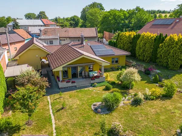 Fotografie nemovitosti - Prodej nízkoenergetického bungalovu 4+kk s garáží, bazénem a velkorysou zahradou, Tučín