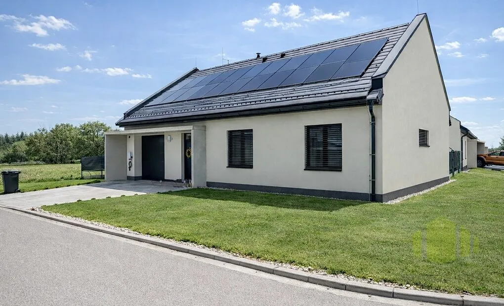 Prodej nízkoenergetického bungalovu 4+kk s garáží, pozemek 455m2, Ústín
