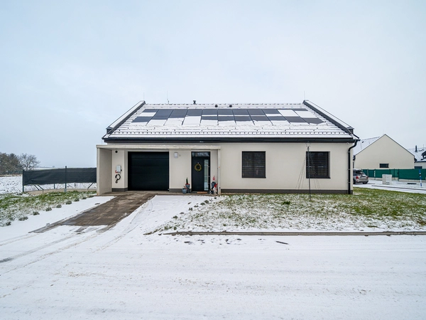 Fotografie nemovitosti - Prodej nízkoenergetického bungalovu 4+kk s garáží, pozemek 455m2, Ústín