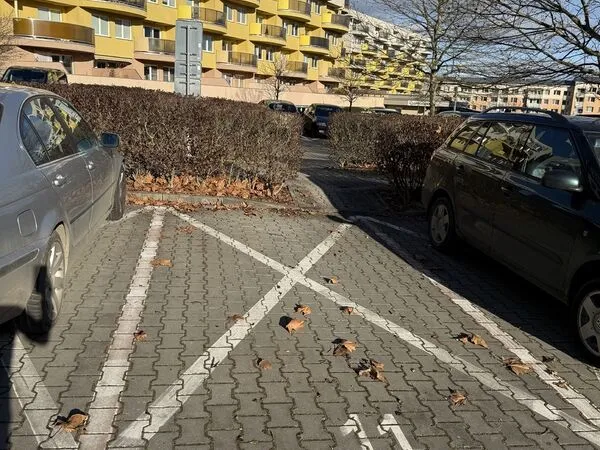 Fotografie nemovitosti - Pronájem venkovního nezastřešeného parkovacího stání, Okružní, Olomouc