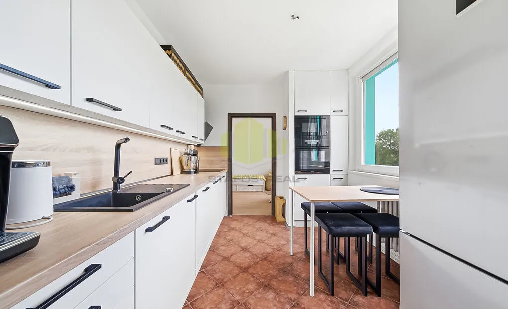 Moderní byt 3+1 po zdařilé rekonstrukci | 77 m&sup2; | zasklená lodžie | nízké náklady | Povel