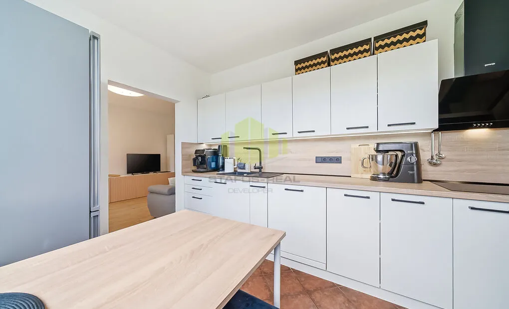 Moderní byt 3+1 po zdařilé rekonstrukci | 77 m&sup2; | zasklená lodžie | nízké náklady | Povel